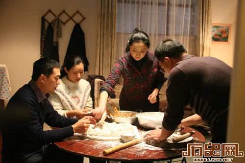 老北京春节习俗：包饺子剁馅要全家轮流剁