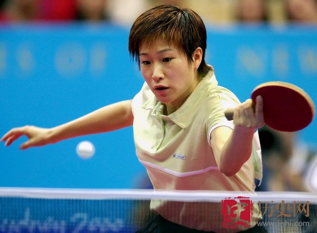 中国第一枚奥运会乒乓球单打金牌获得者是谁